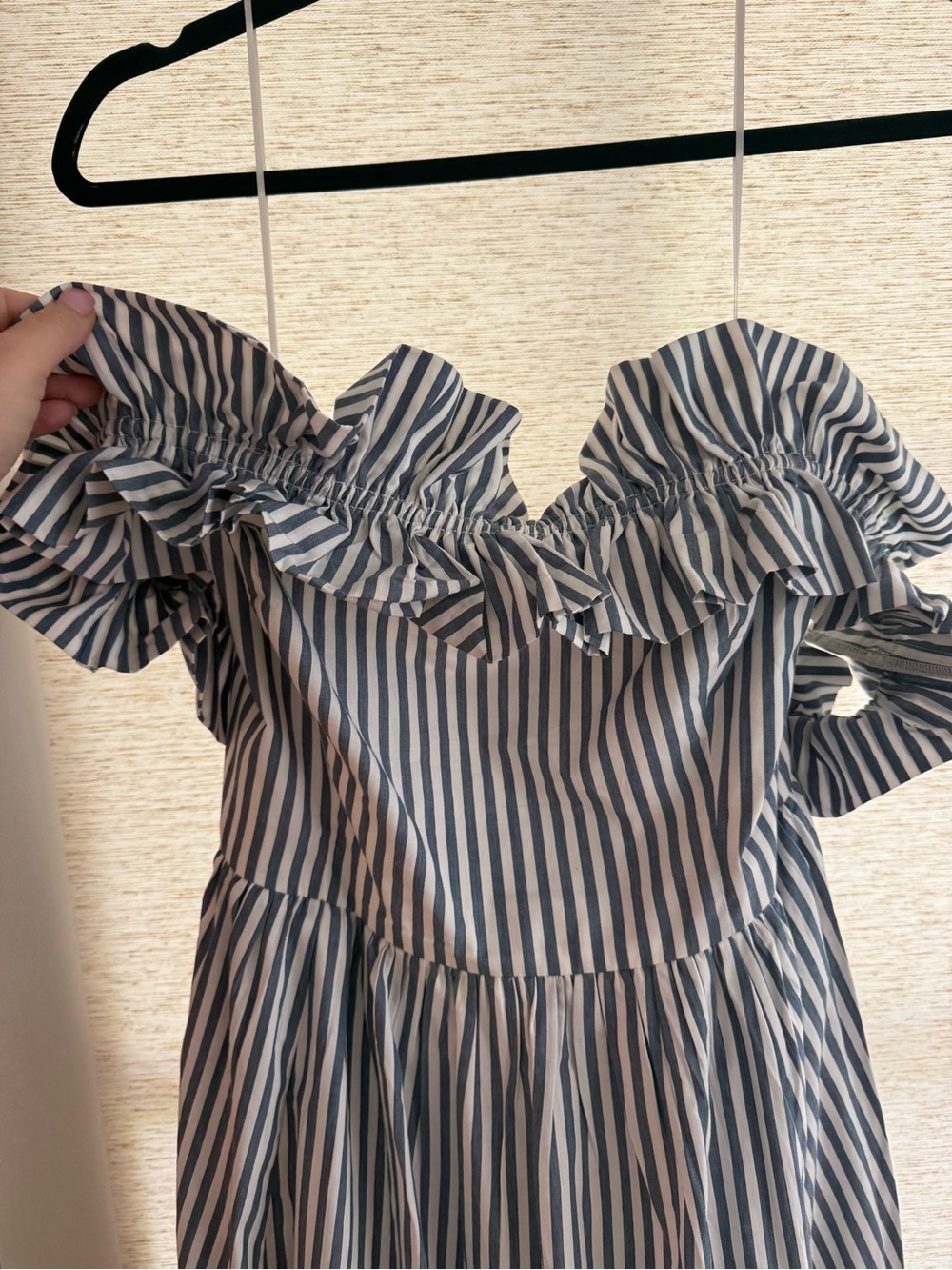 Off-Shoulder Ruffle dress - Picture 3 of 5